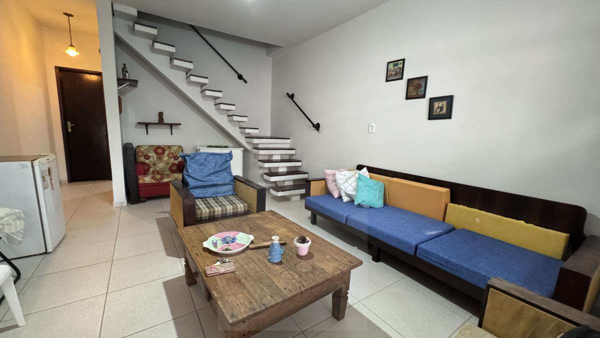 Casa a venda em condomínio na quadra da Praia do Forte, Algodoal - Cabo Frio