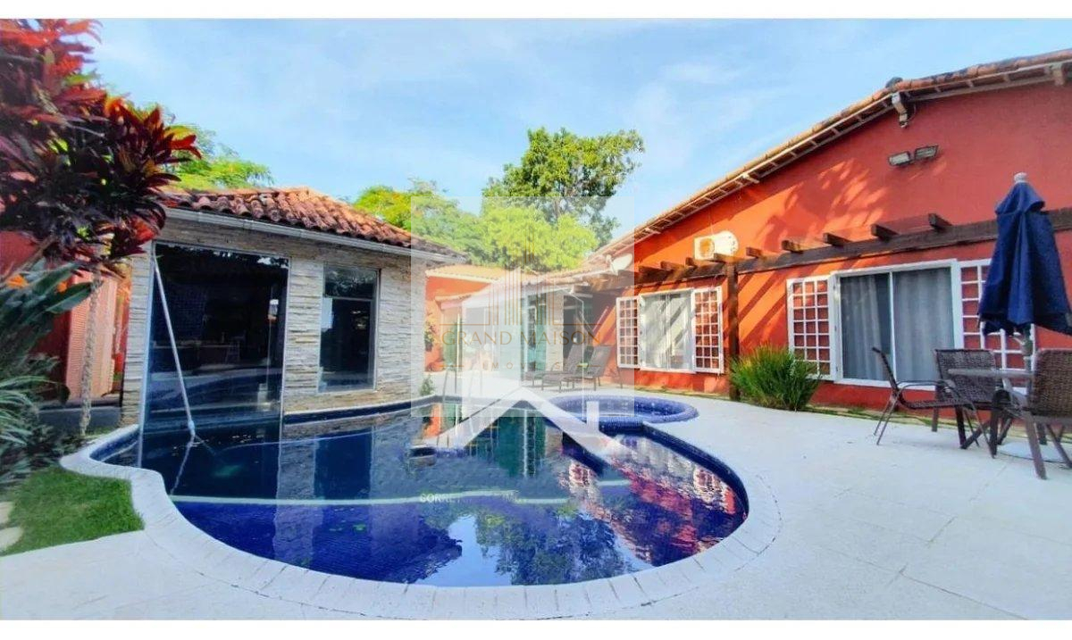 Casa a venda em condomínio de alto padrão com canal navegável em Cabo Frio - Grand Maison Imóveis