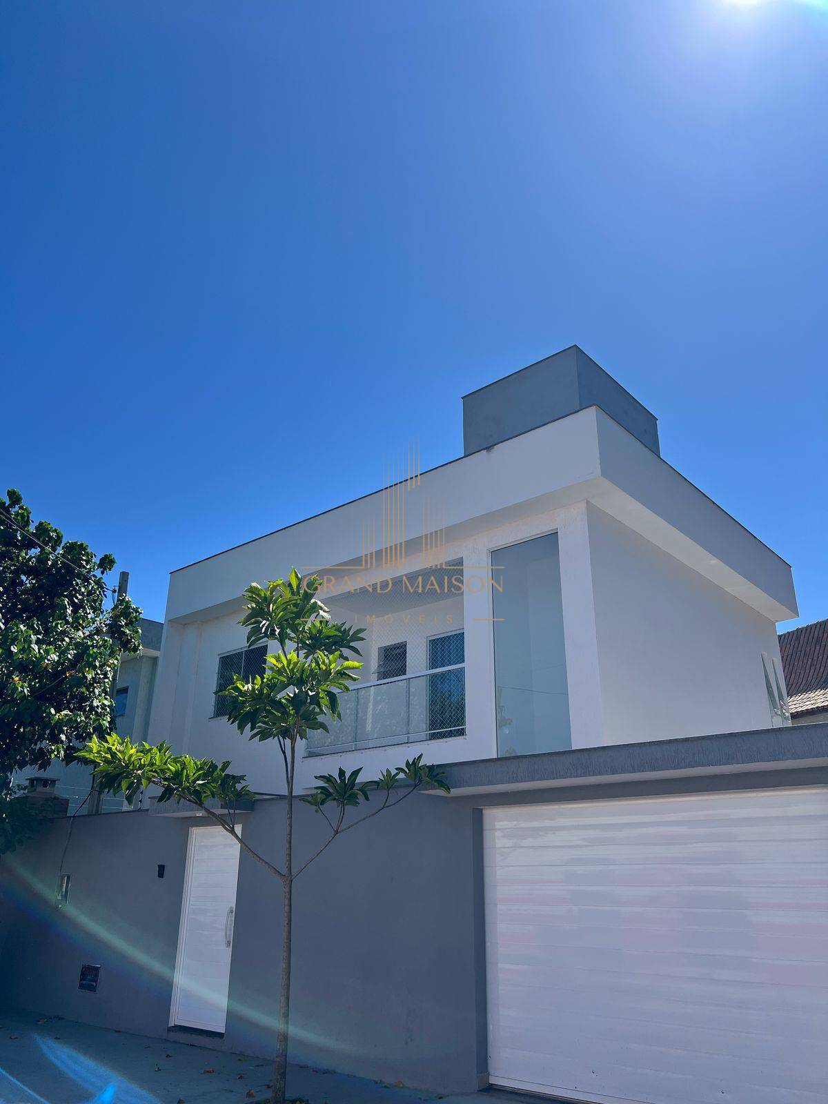 Casa contemporânea independente à venda em Cabo Frio - Grand Maison Imóveis