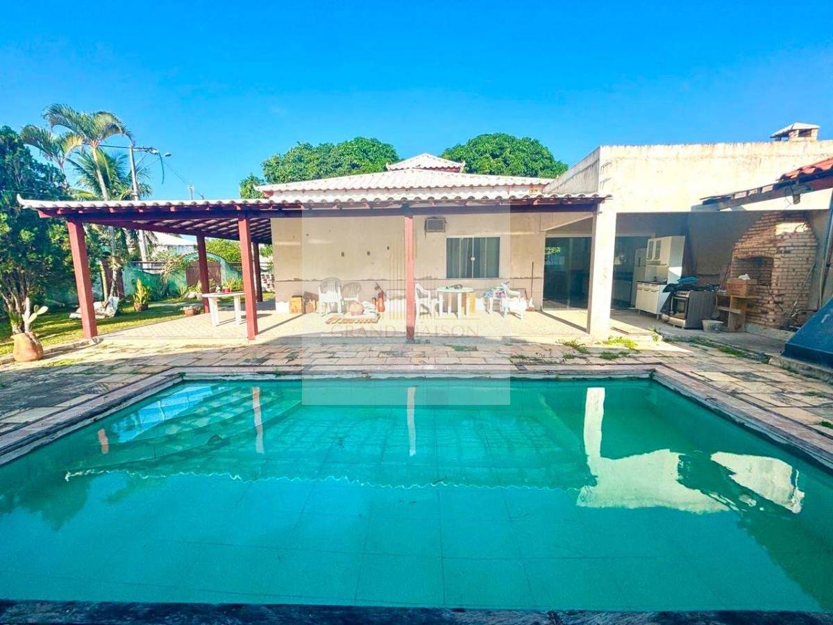 Casa a venda em Cond. com área gourmet e piscina em Cabo Frio