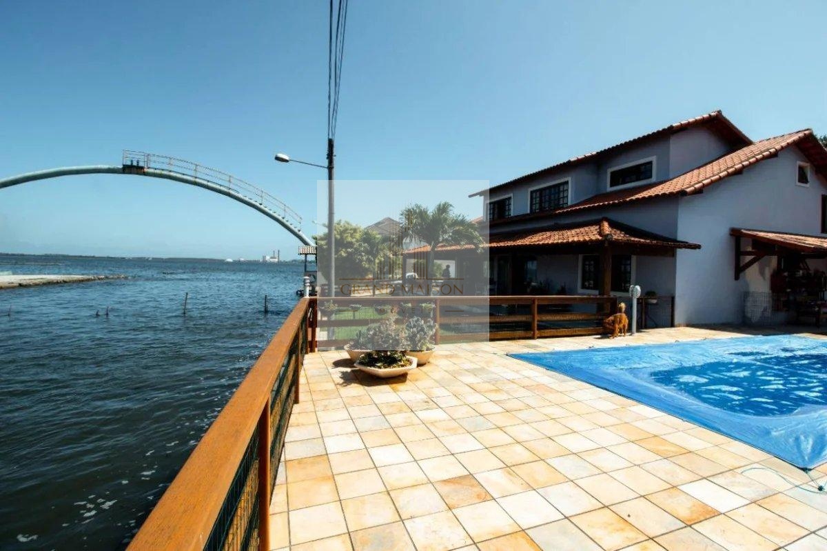 Casa linear com 4 quartos à beira do Canal Palmer - Grand Maison Imóveis