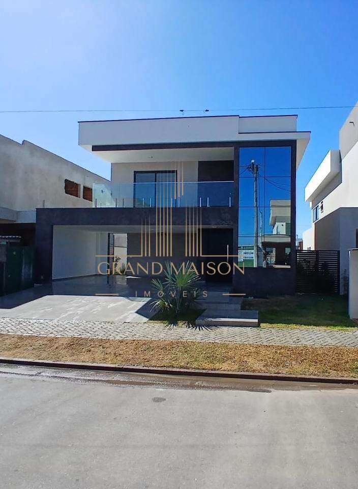 Casa duplex contemporânea a venda no Condomínio Alphaville Cabo Frio - Grand Maison Imóveis