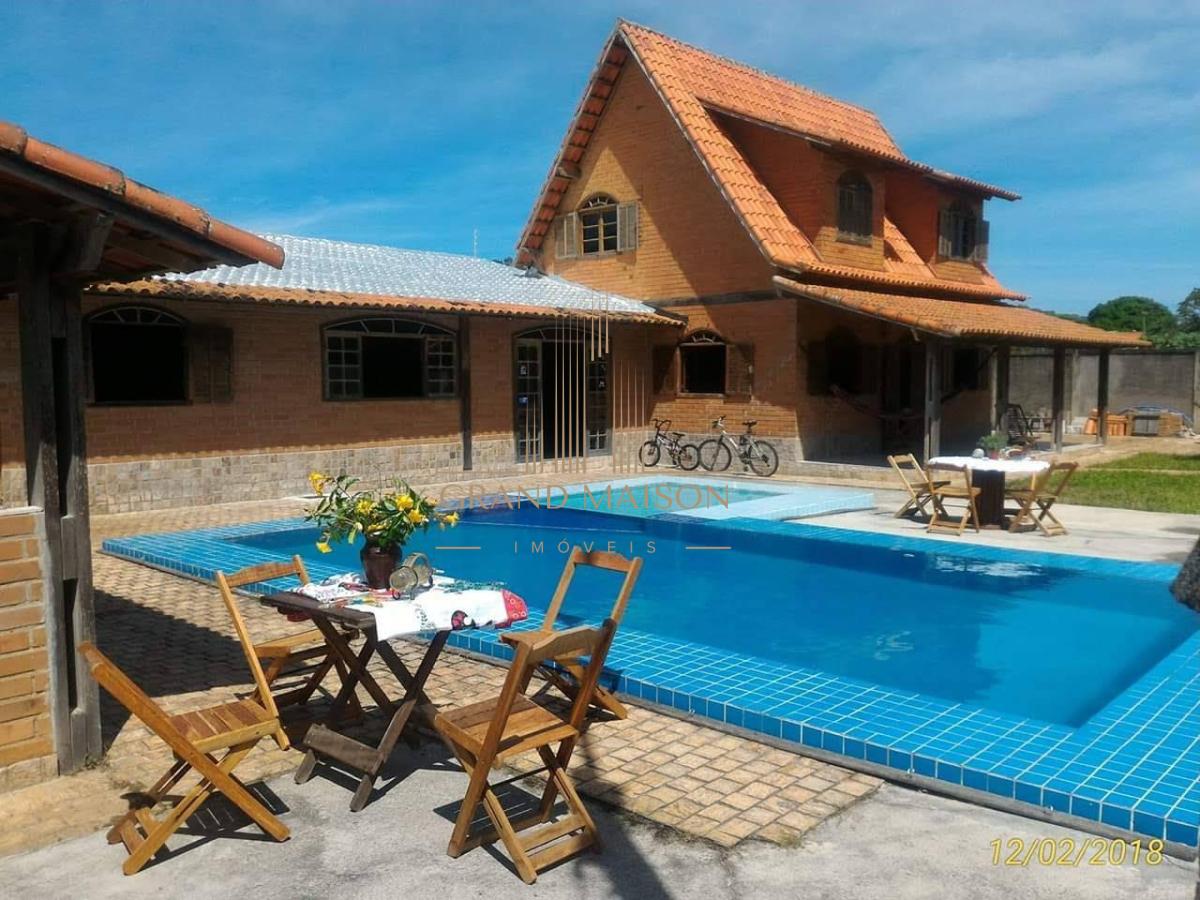 Casarão a venda com piscina no Balneário São Francisco em Cabo Frio - Grand Maison Imóveis